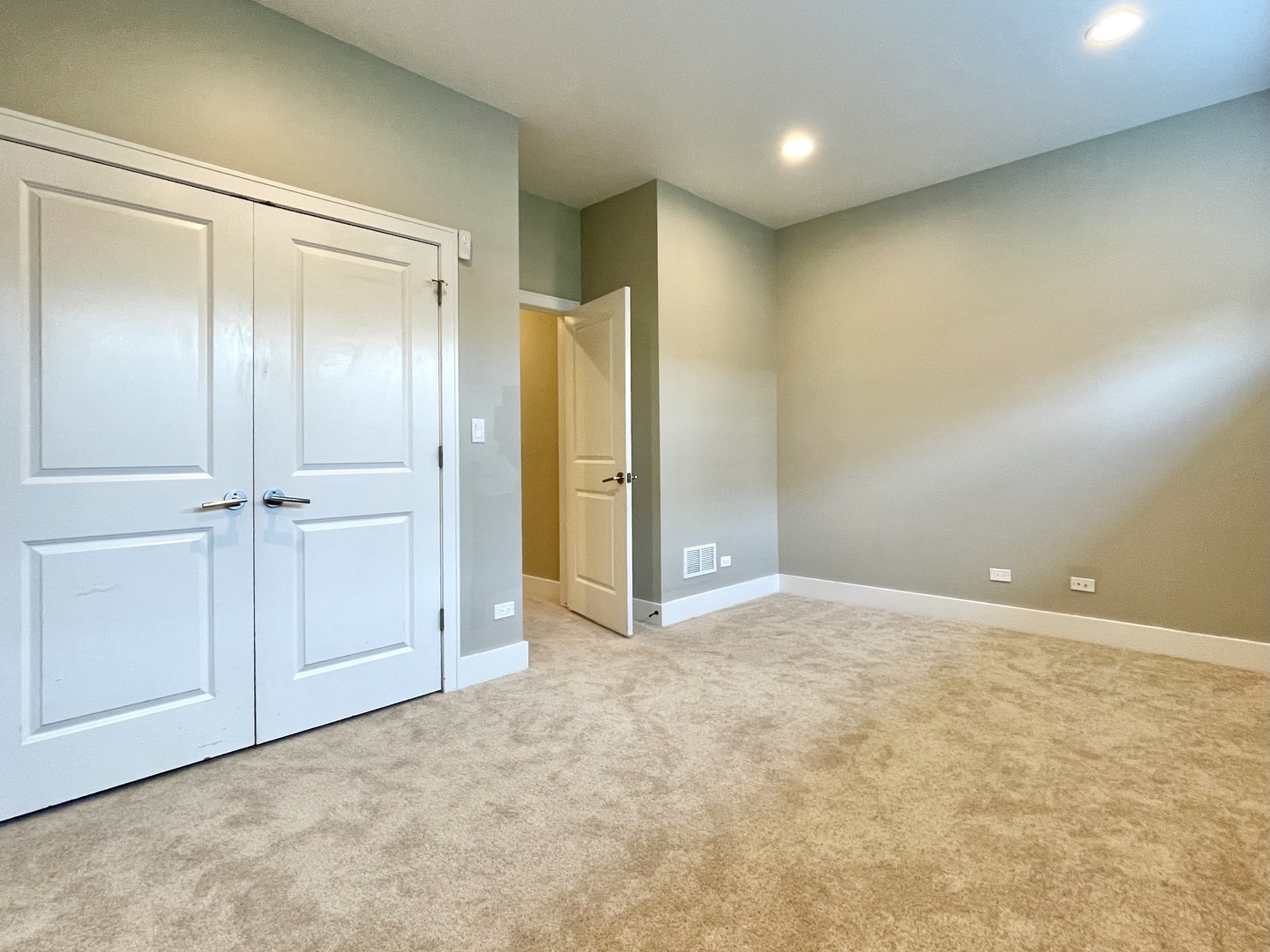 2453 W Irving Park Road 1e Property Photo 35