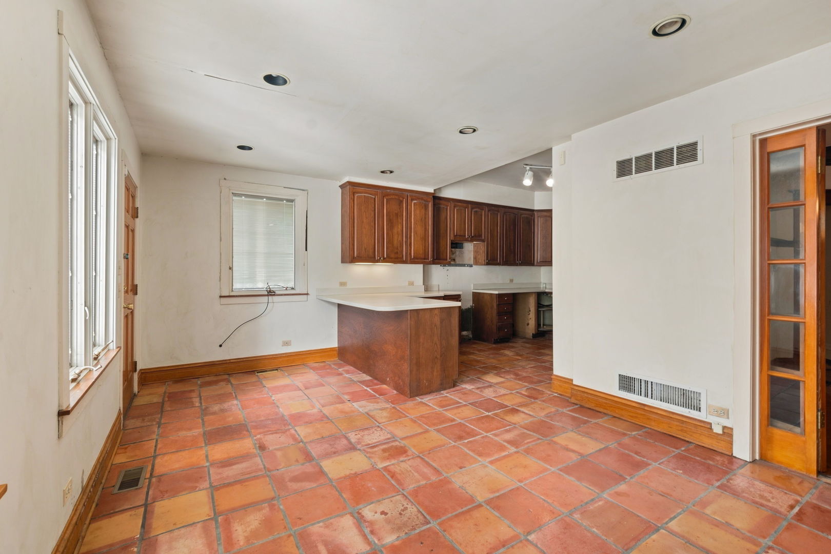 1435 W Glenlake Avenue Property Photo 7