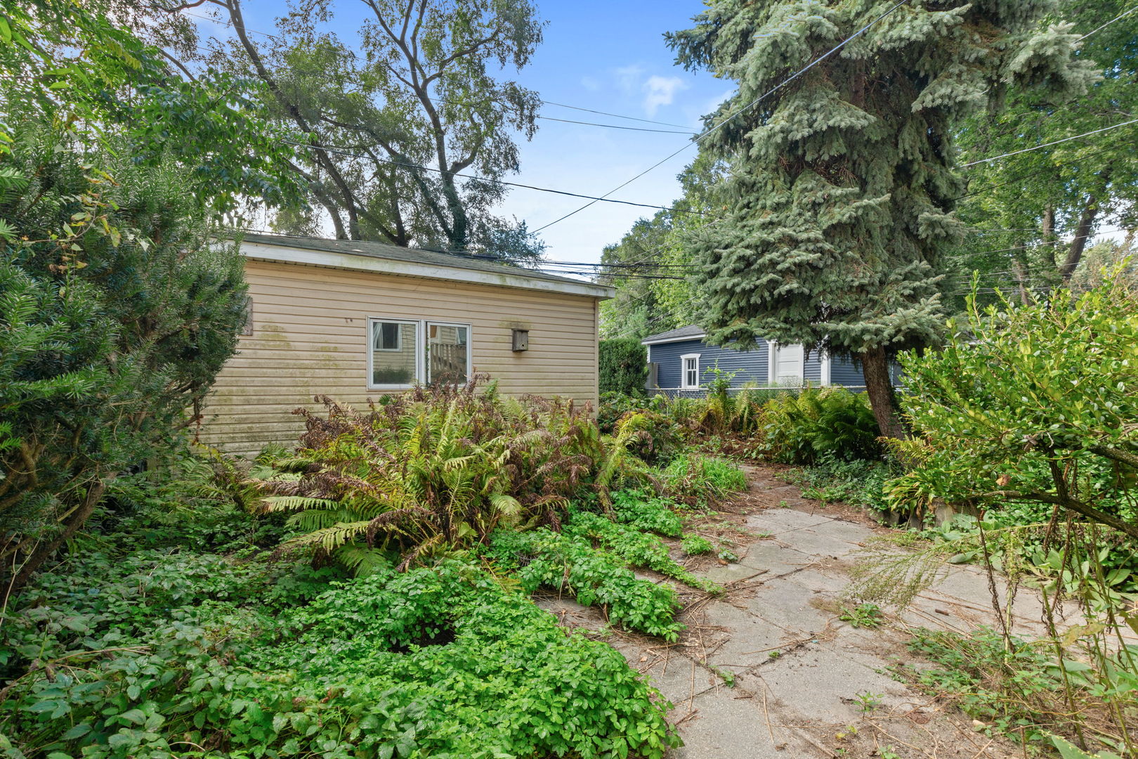 1435 W Glenlake Avenue Property Photo 12