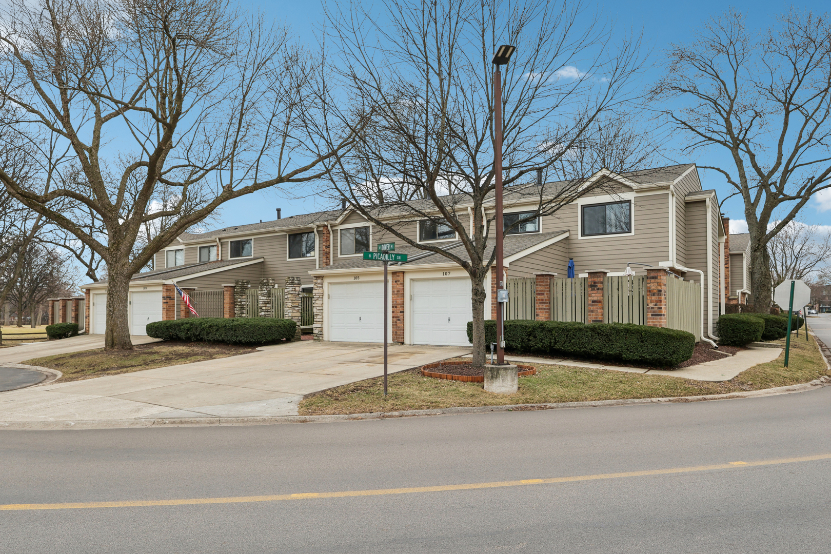 105 W Dover Drive Property Photo 2