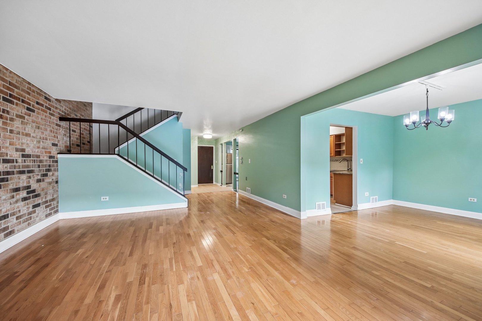 105 W Dover Drive Property Photo 3