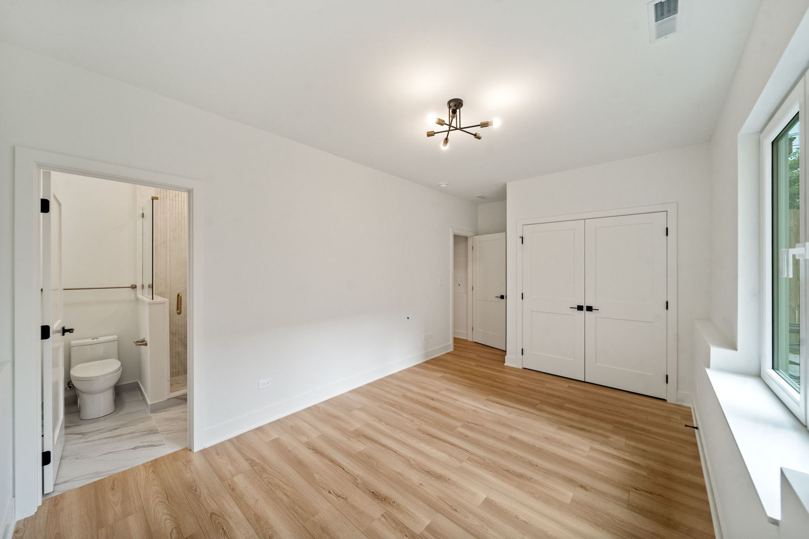 1355 W 16th Street 1 Property Photo 11