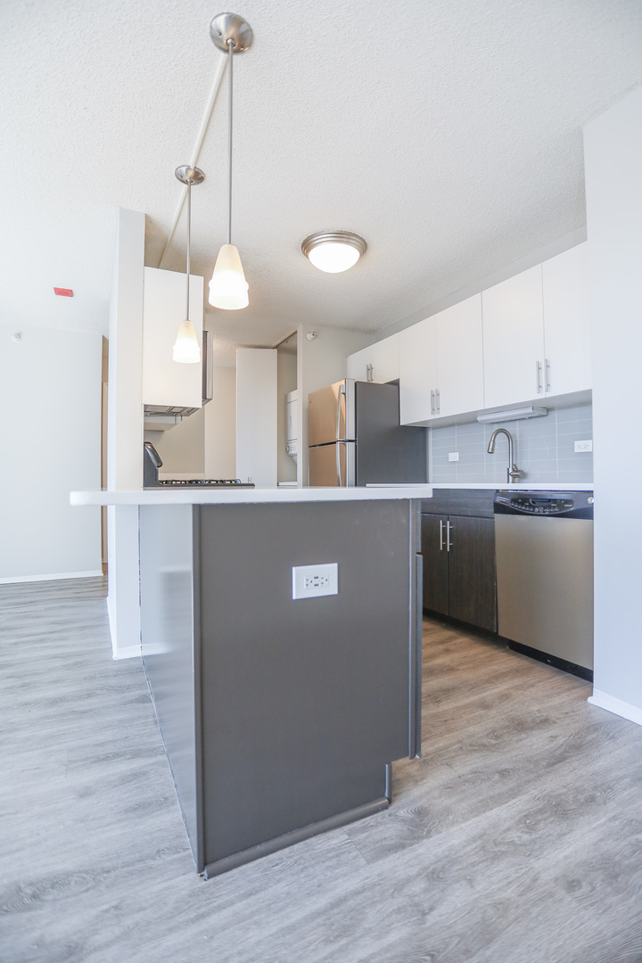 180 N Jefferson Street 2710 Property Photo 4