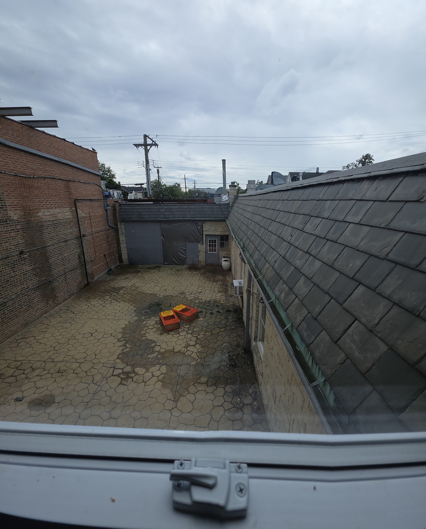5247 W Fullerton Avenue Property Photo 12