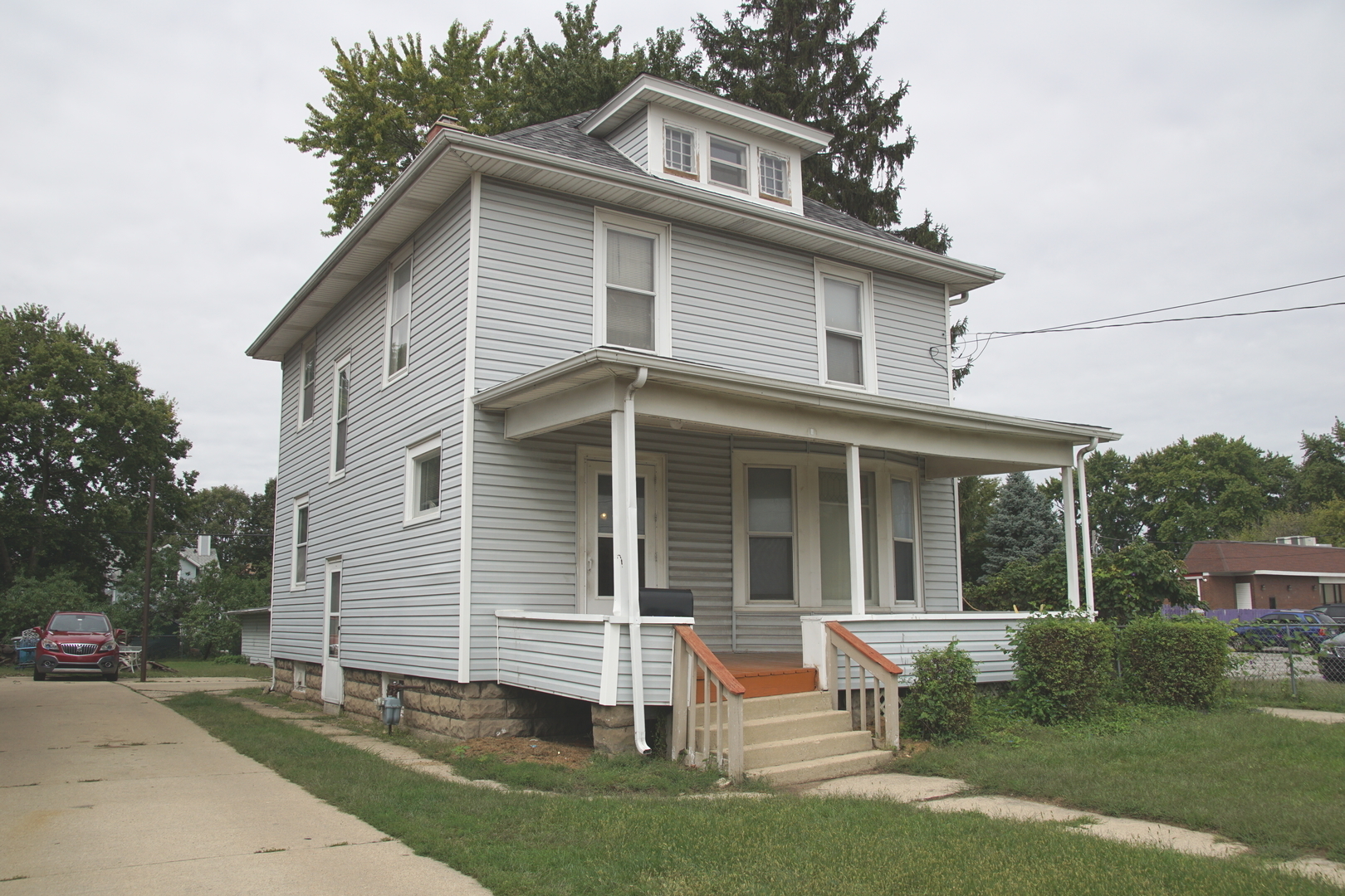 347 S S Lake Street Property Photo 2