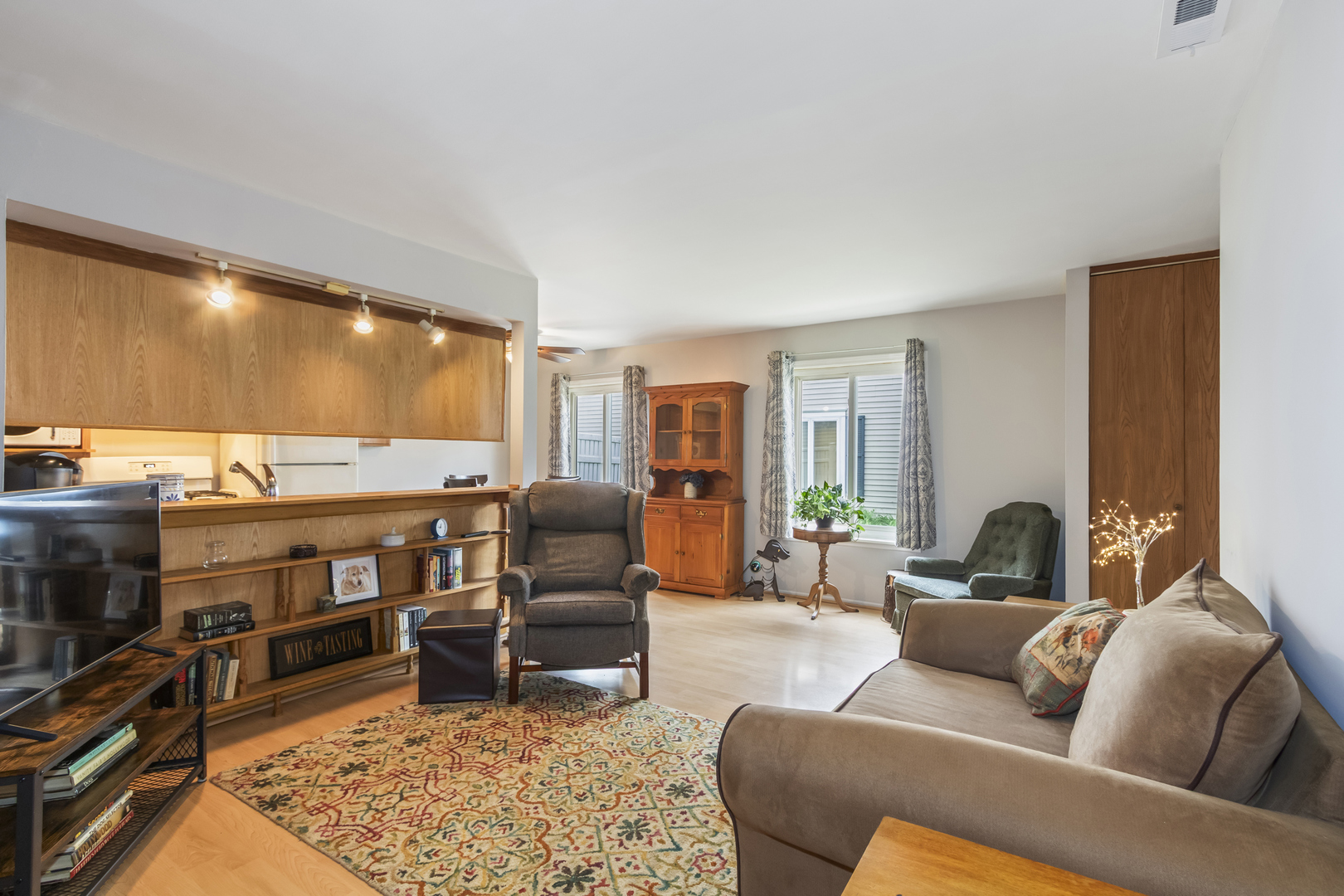 1585 Cove Drive Property Photo 3