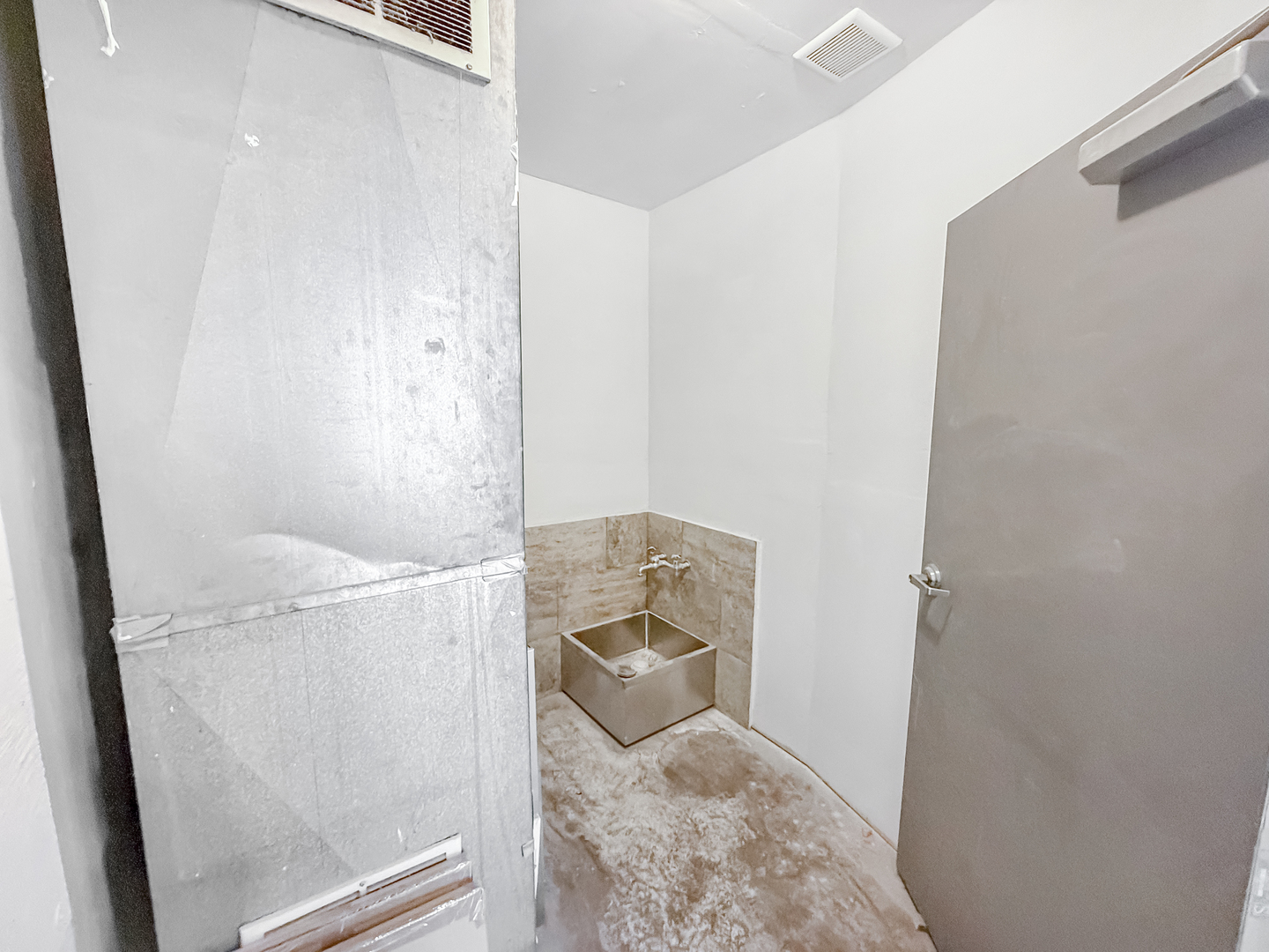 6411 W Irving Park Road Property Photo 8
