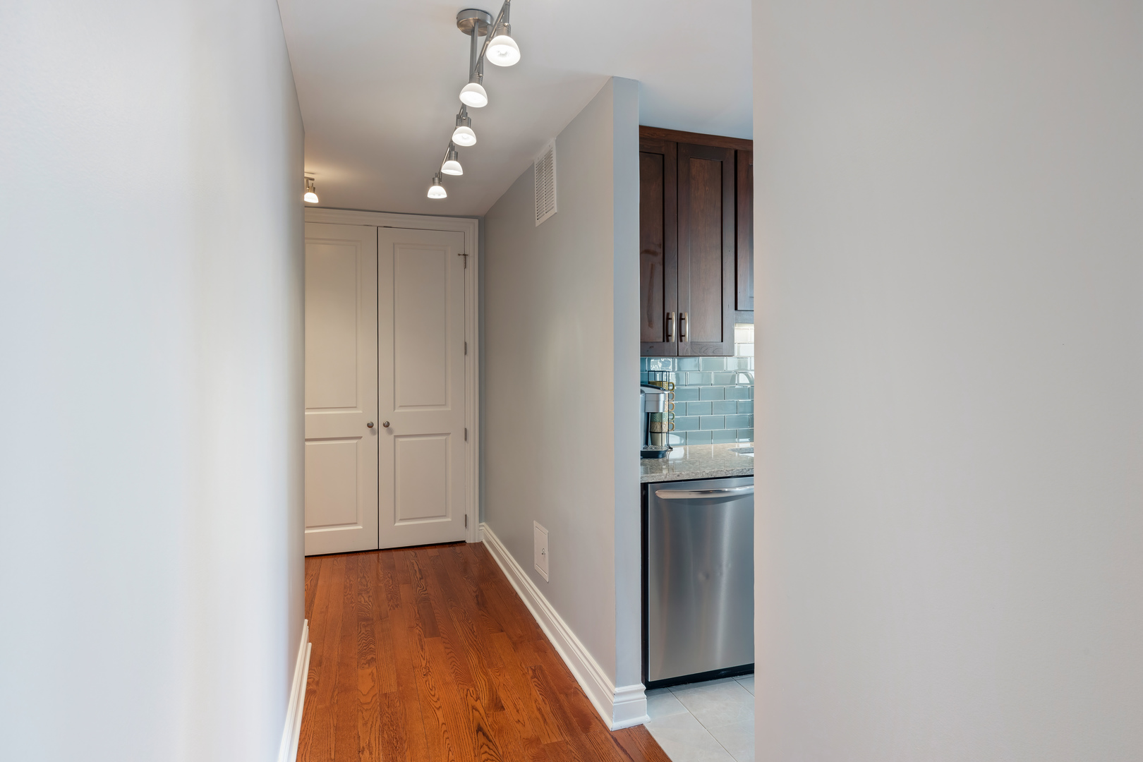 2650 N Lakeview Avenue 1201 Property Photo 7