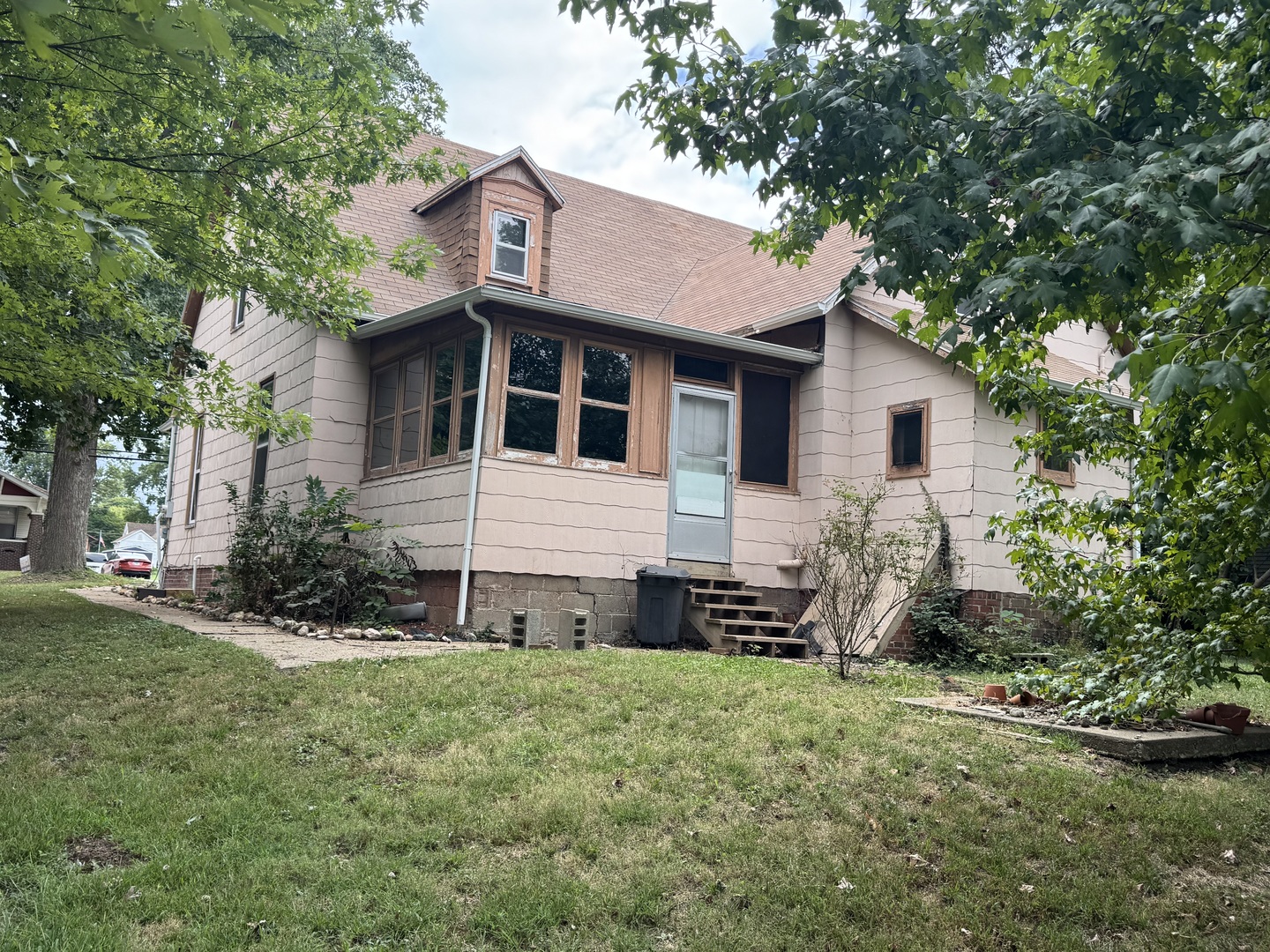 440 E Park Street Property Photo 4