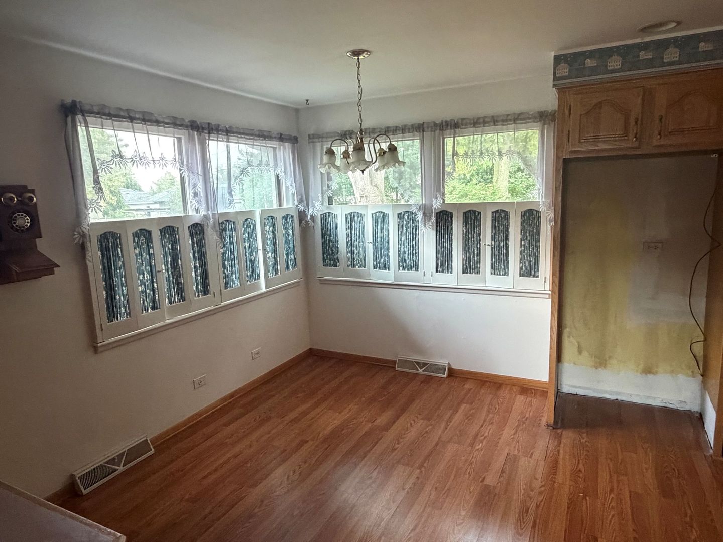 15239 Hamlin Avenue Property Photo 6