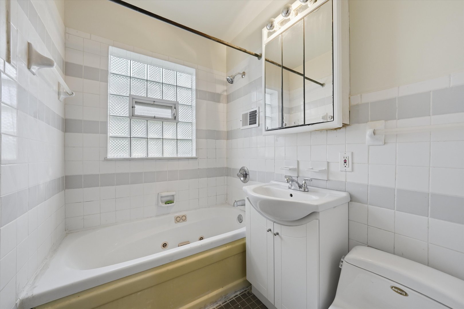 14840 Langley Avenue Property Photo 7