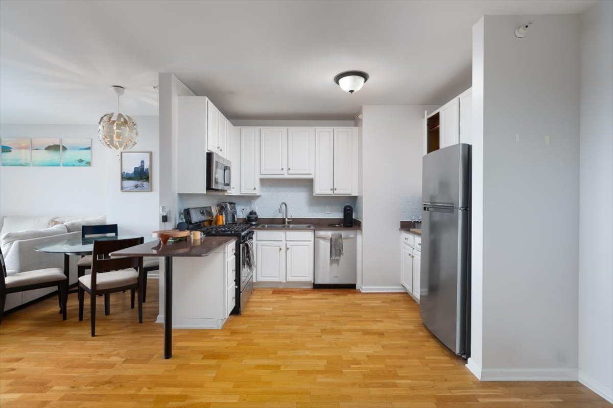 125 S Jefferson Street 2308 Property Photo 6