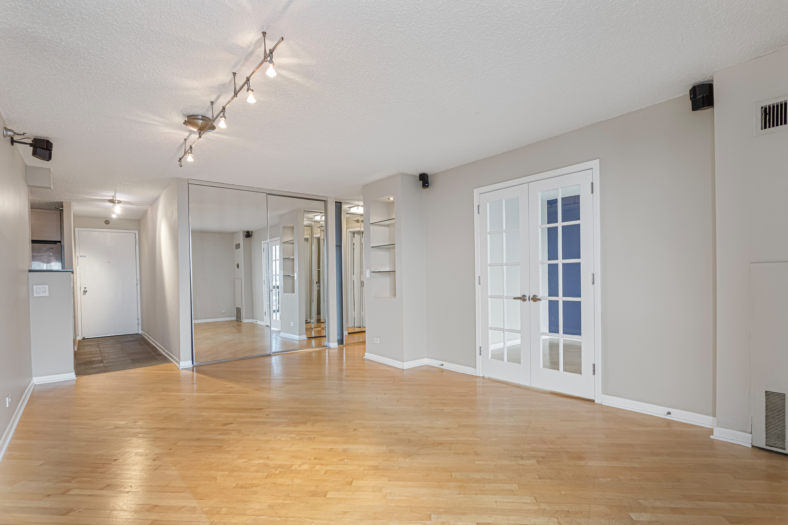 1122 N Clark Street 3105 Property Photo 6