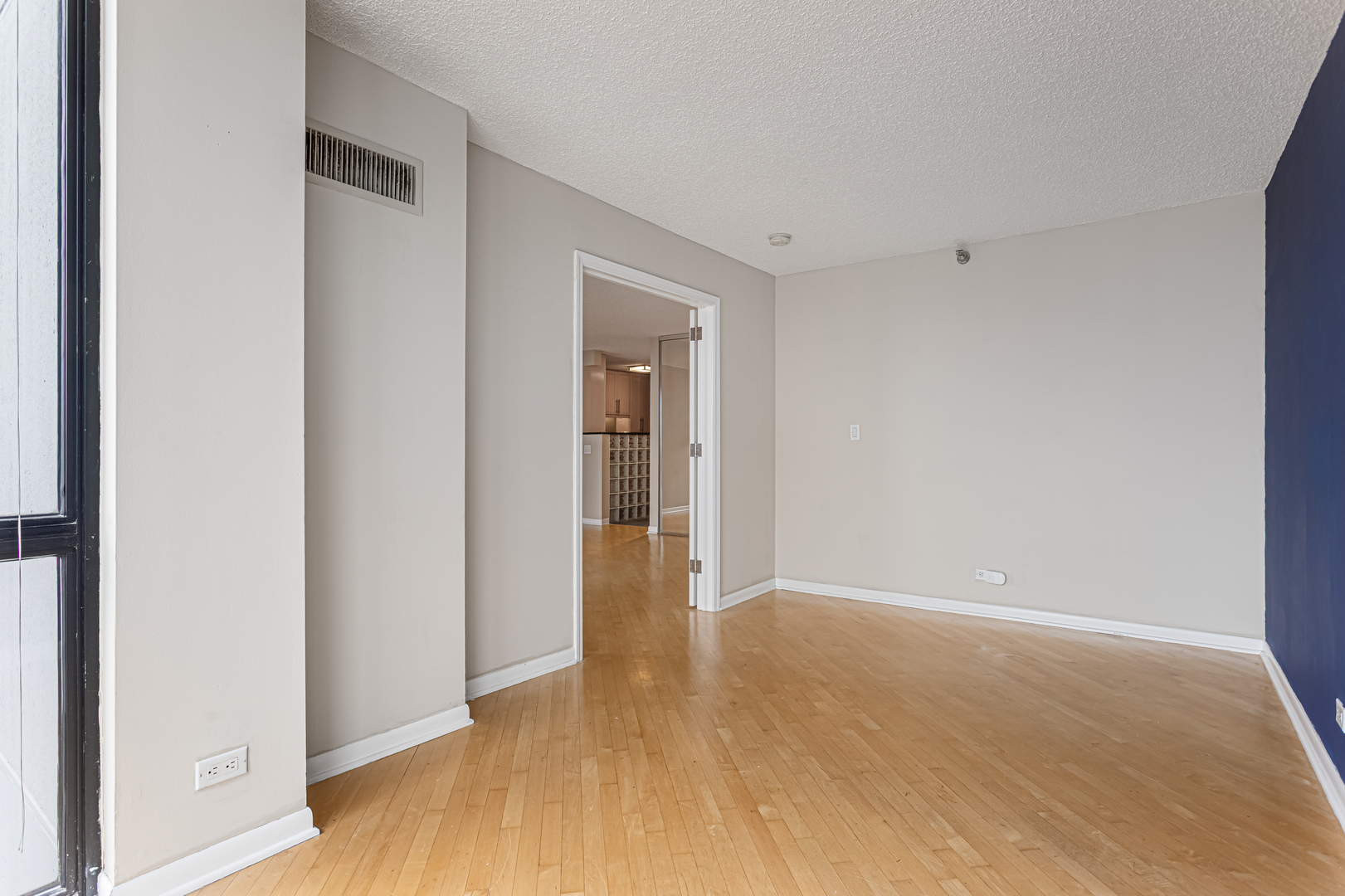 1122 N Clark Street 3105 Property Photo 8