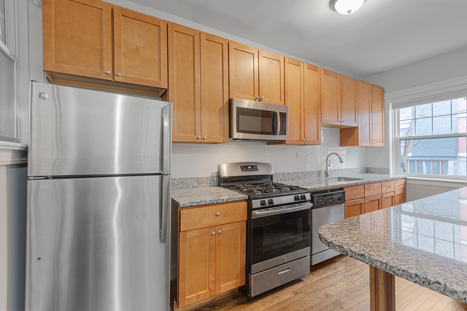 1100 W Glenlake Avenue 1 Property Photo 4