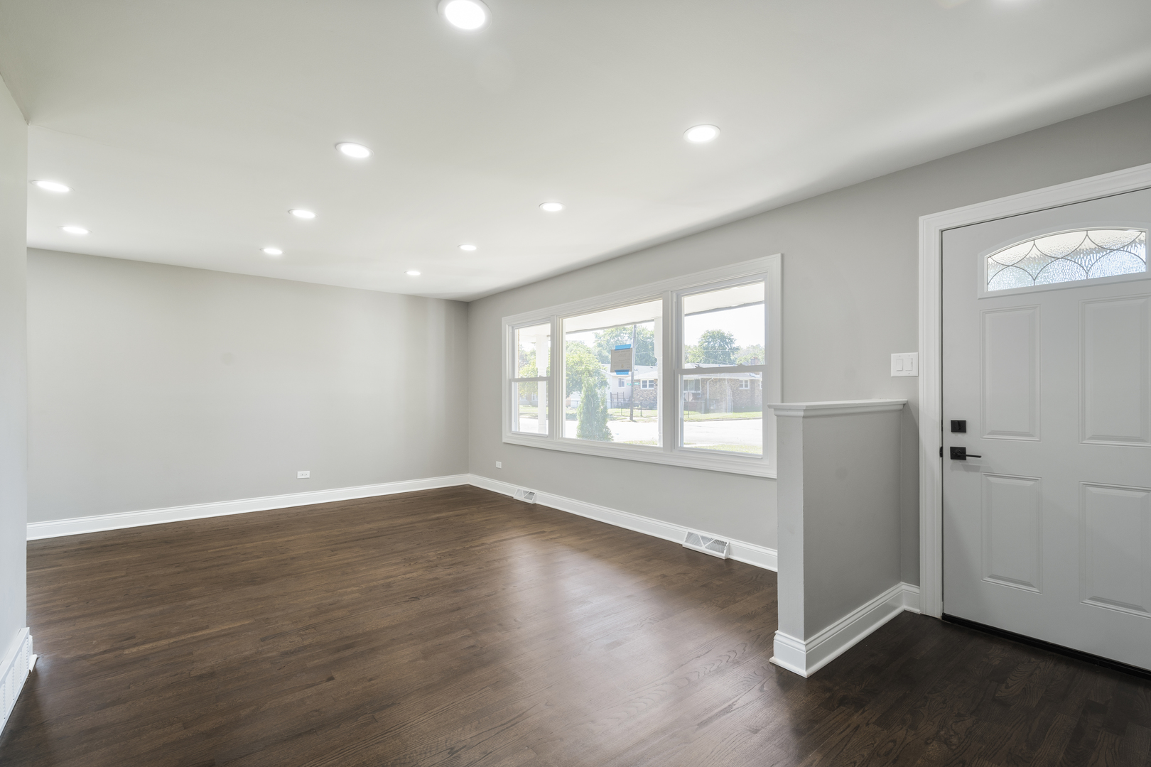 14057 S Hoxie Avenue Property Photo 4