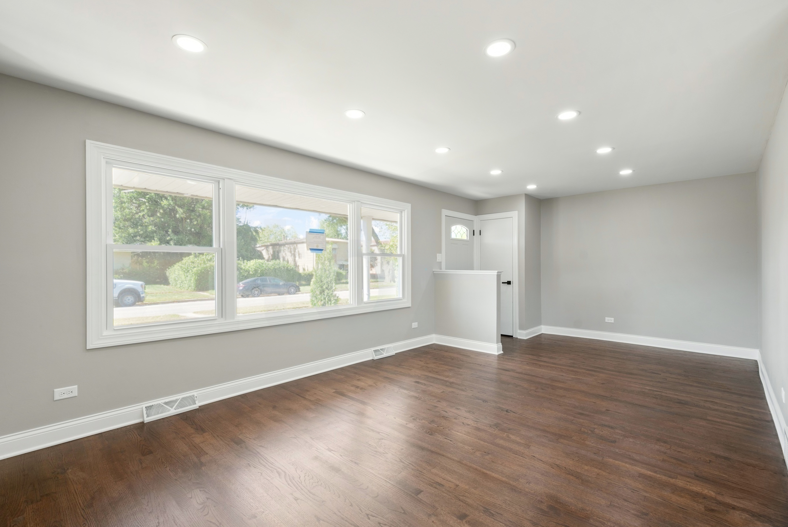 14057 S Hoxie Avenue Property Photo 5