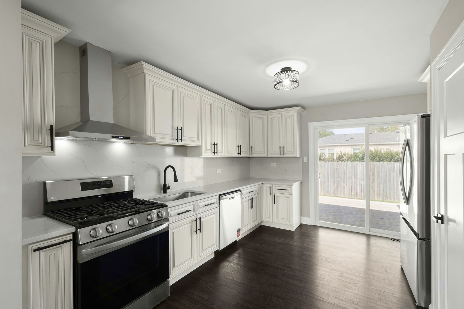 14057 S Hoxie Avenue Property Photo 6