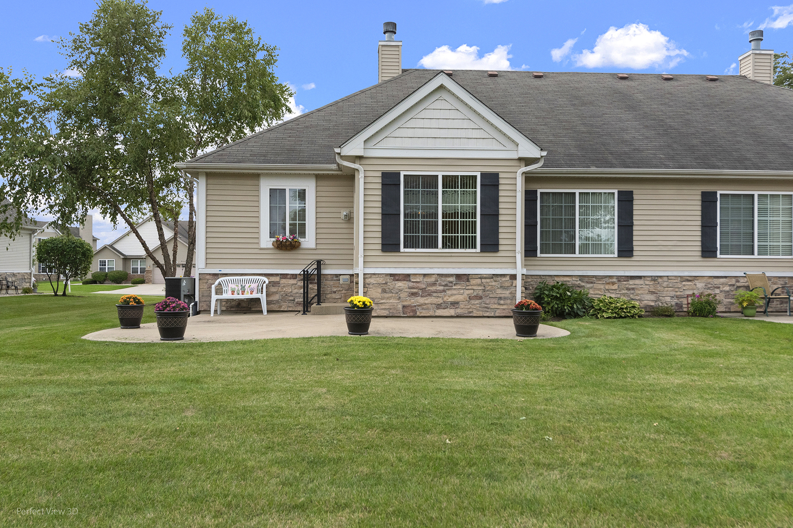 15749 Cove Circle Property Photo 2