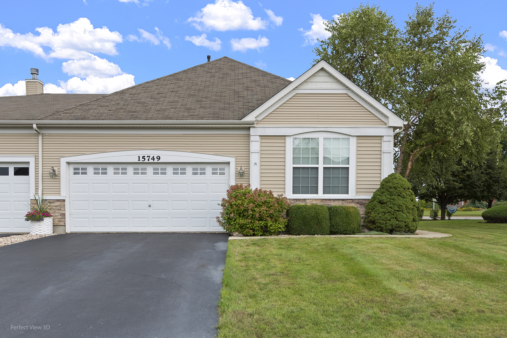 15749 Cove Circle Property Photo 4