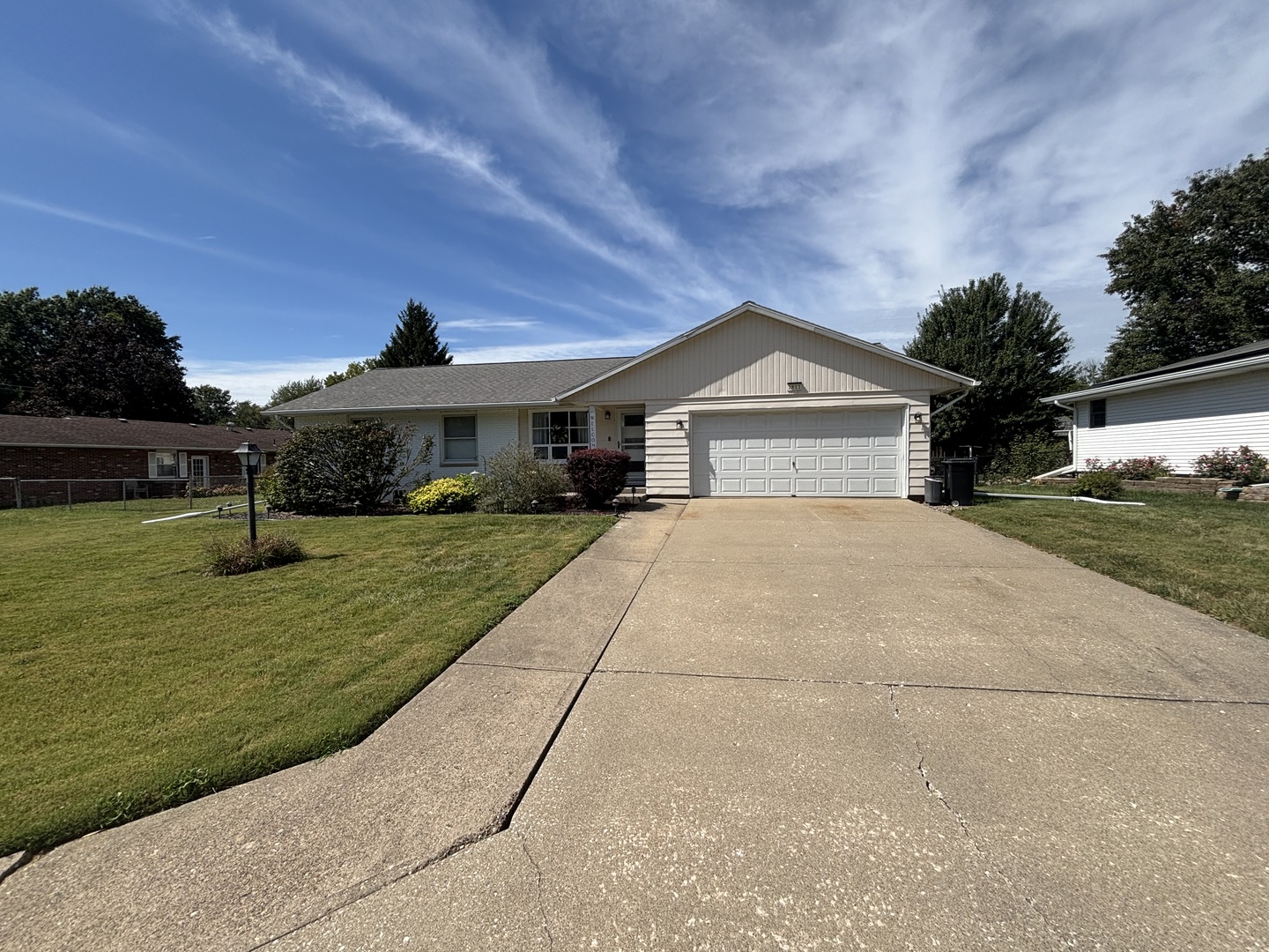 2811 E Bluff Court Property Photo 1