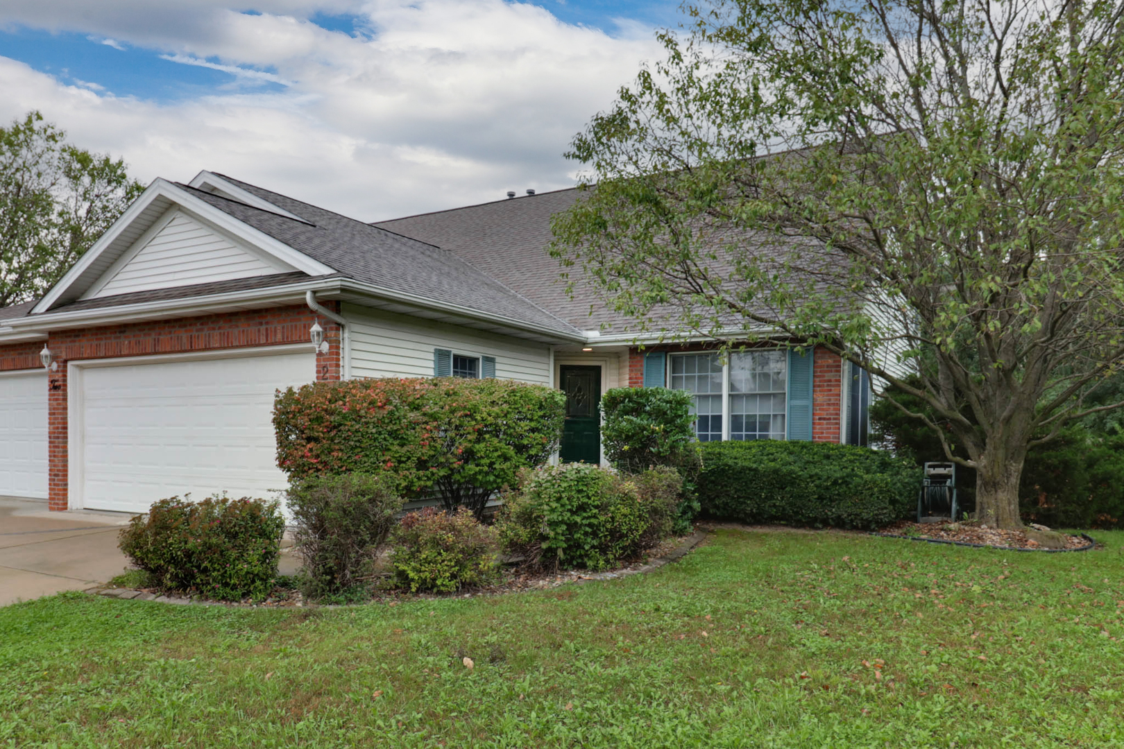 2 Lone Oak Court Property Photo 1