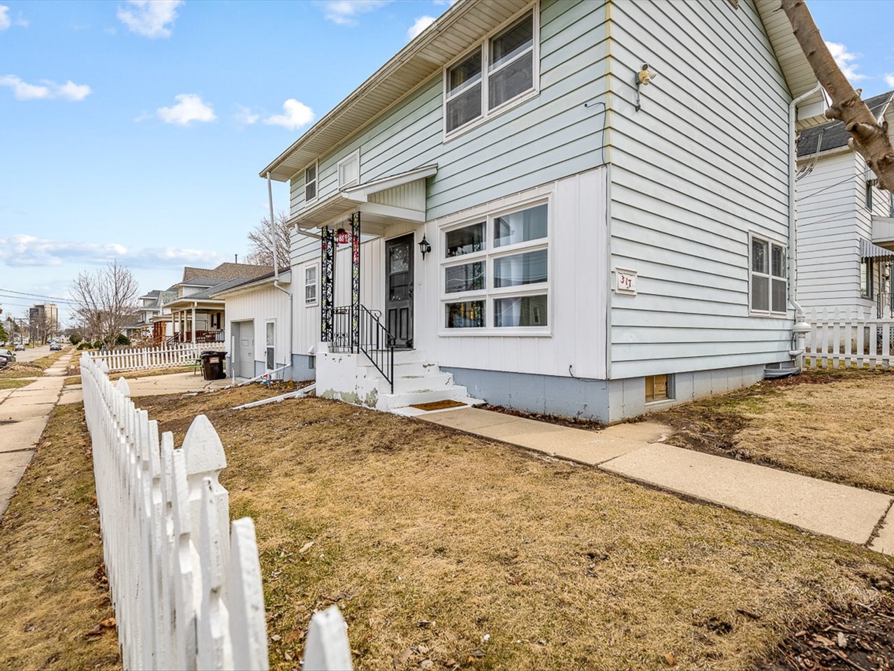 317 N Grove Avenue Property Photo 2