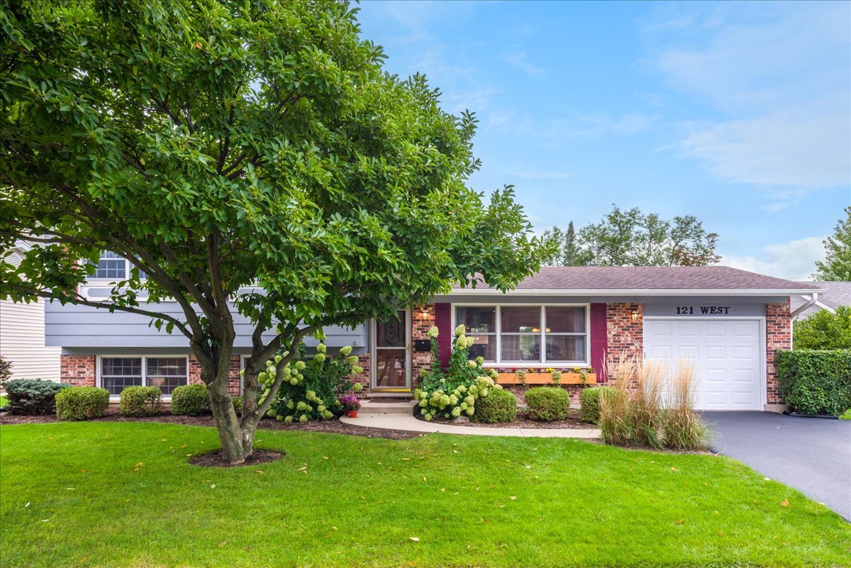 121 W Suffield Drive Property Photo 1
