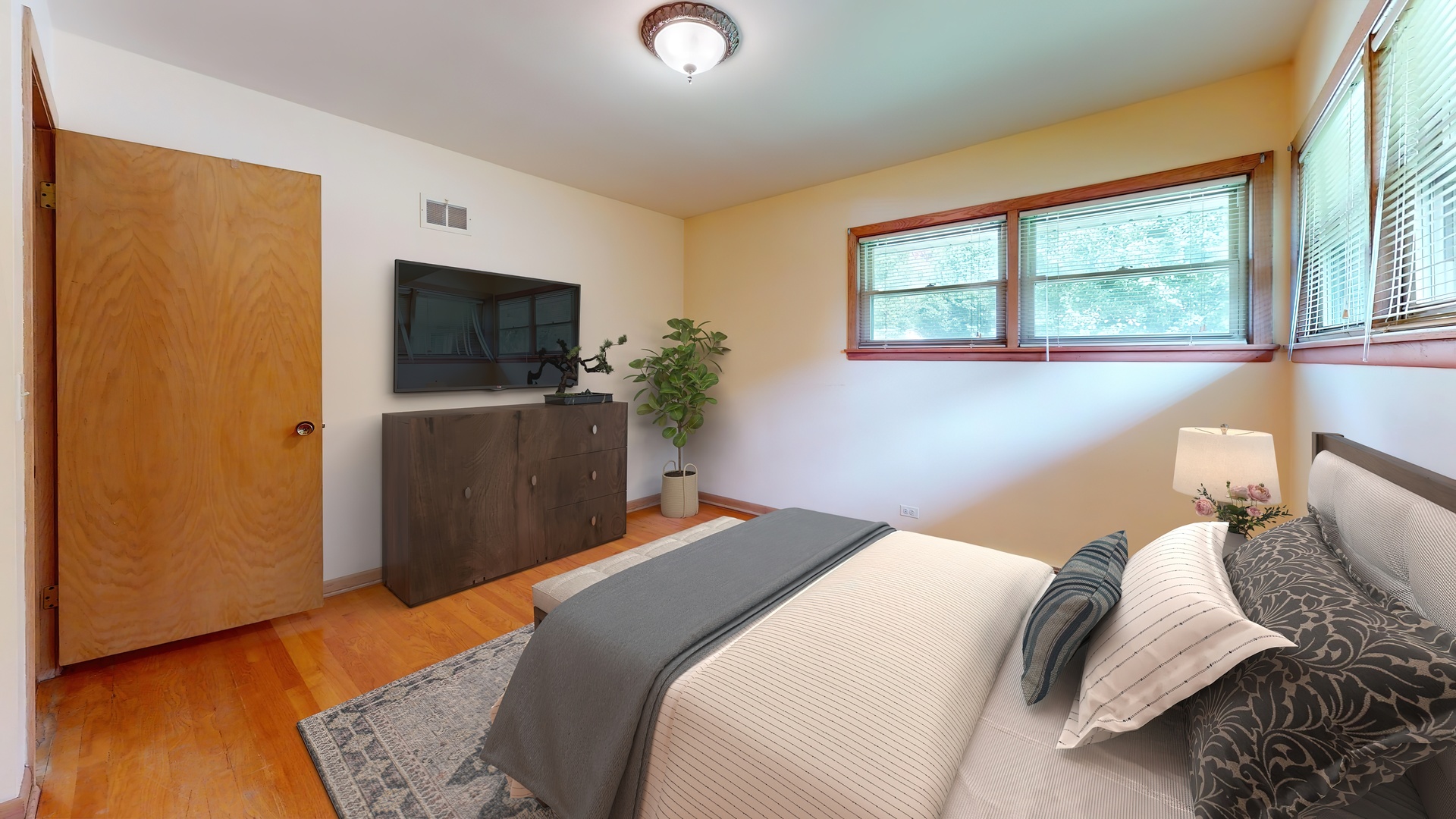 1105 W Grove Street Property Photo 14