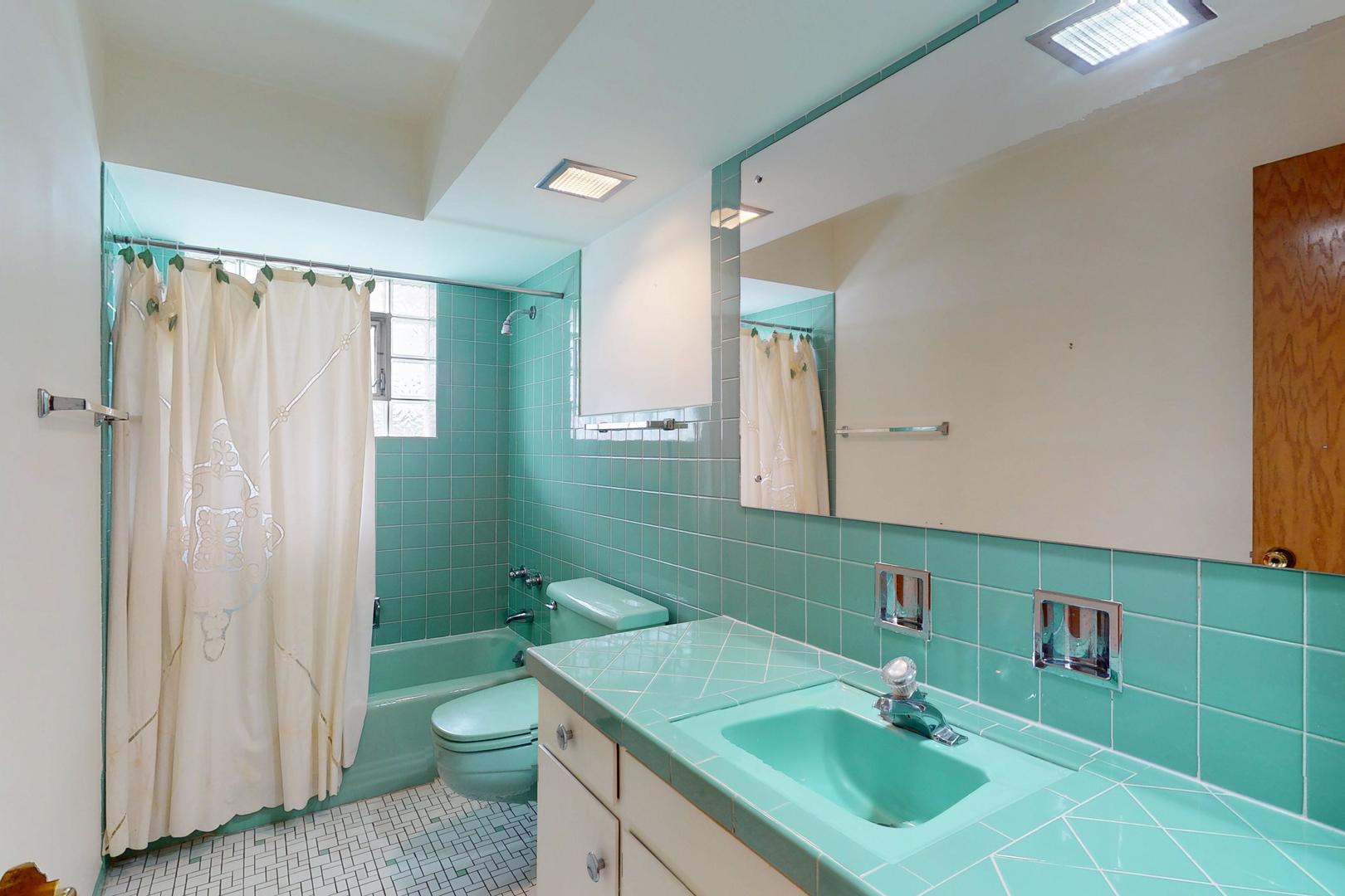 1105 W Grove Street Property Photo 18