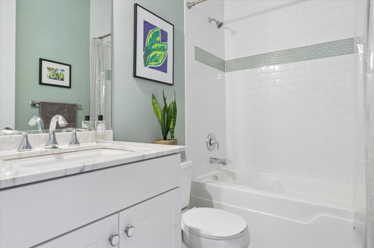 5647 N Clark Street 402 Property Photo 18