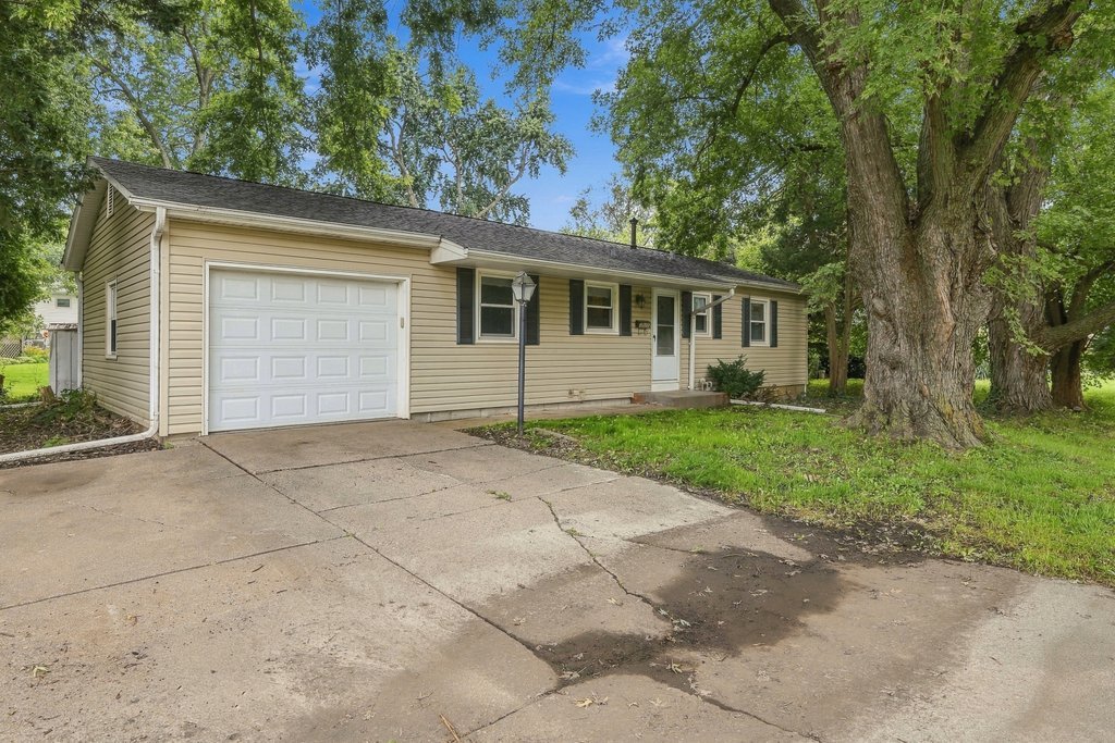 1525 MIDDLE Road Property Photo 1