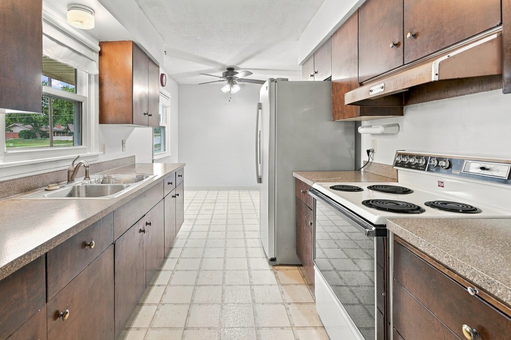1525 Middle Road Property Photo 2