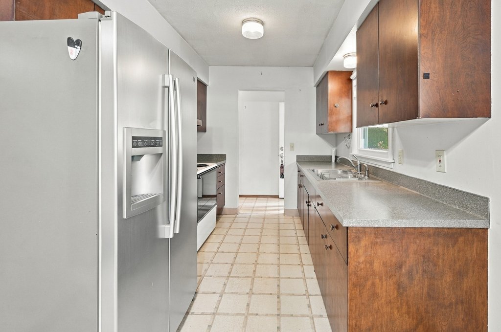 1525 Middle Road Property Photo 3