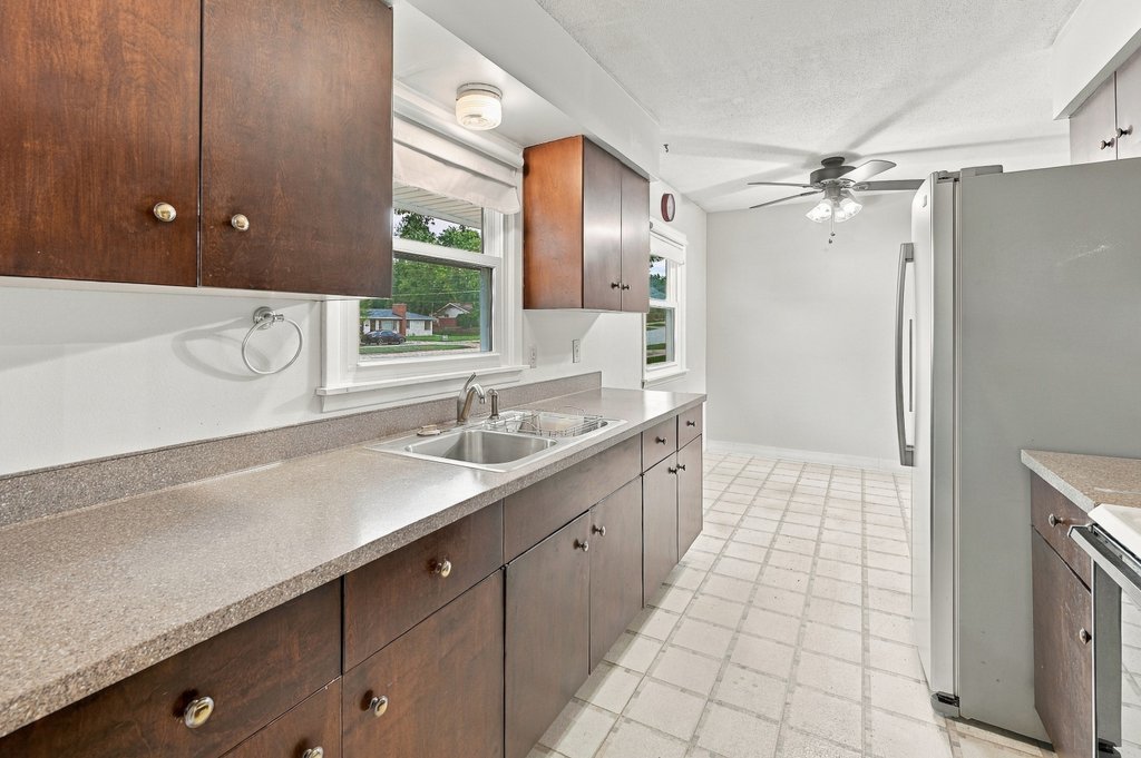 1525 Middle Road Property Photo 4