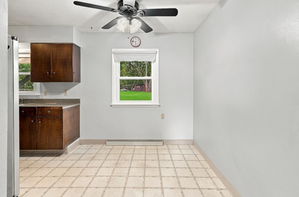 1525 Middle Road Property Photo 5