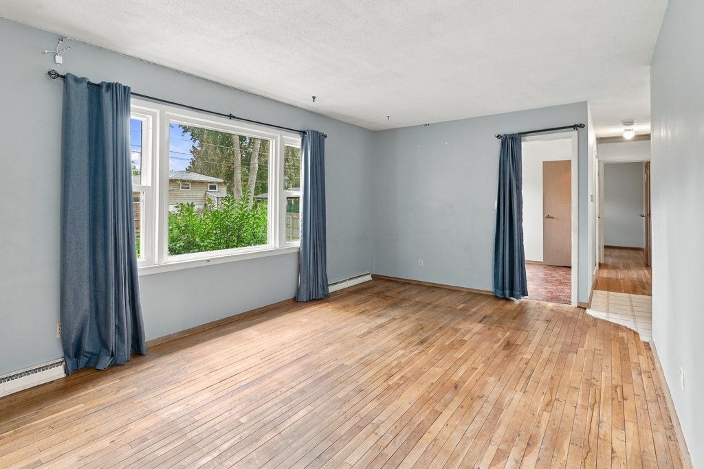 1525 Middle Road Property Photo 6