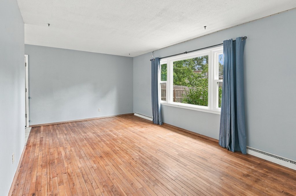 1525 Middle Road Property Photo 7