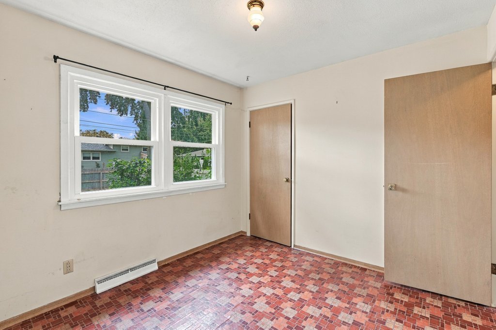 1525 Middle Road Property Photo 9
