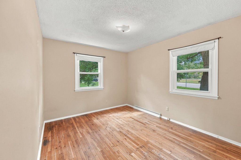 1525 Middle Road Property Photo 11
