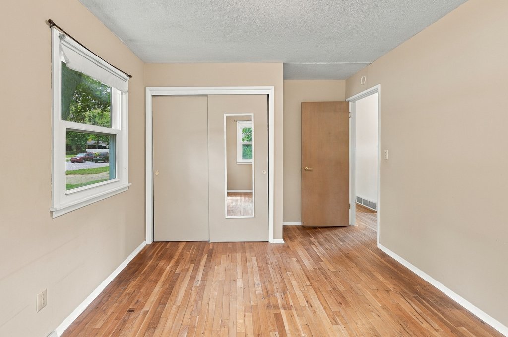1525 Middle Road Property Photo 12