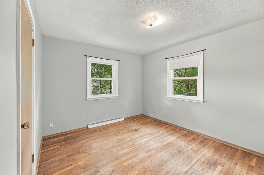 1525 Middle Road Property Photo 13