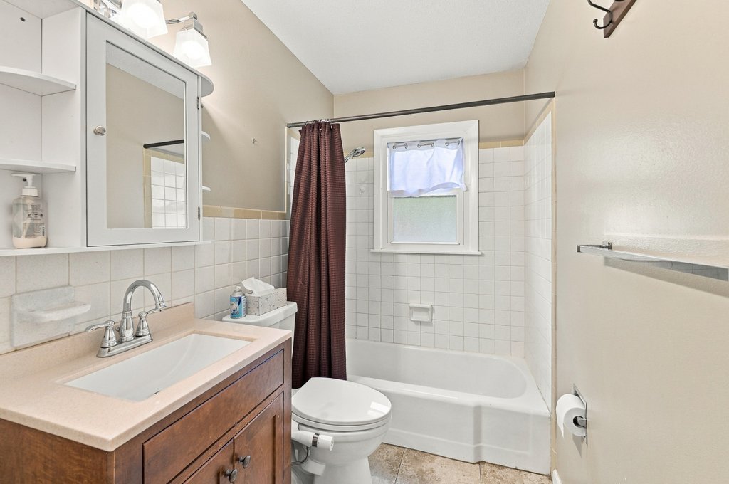 1525 Middle Road Property Photo 15