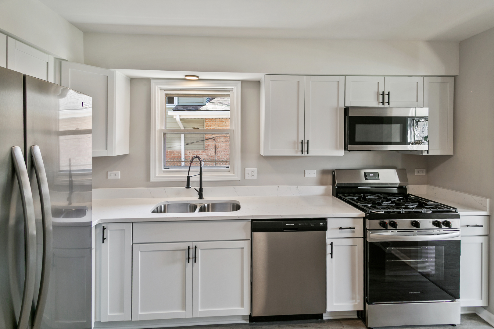 14129 S Hoxie Avenue Property Photo 4