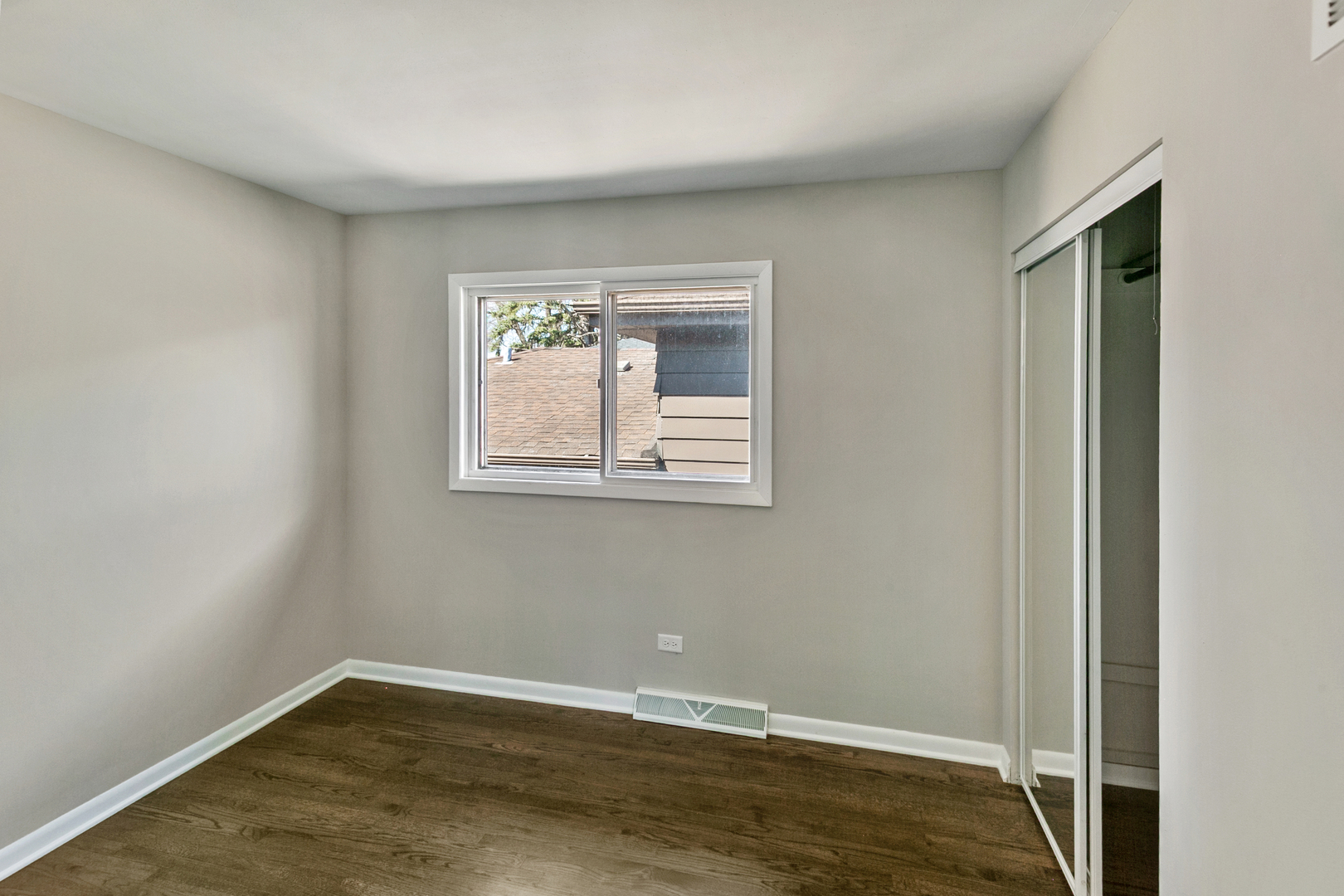 14129 S Hoxie Avenue Property Photo 7
