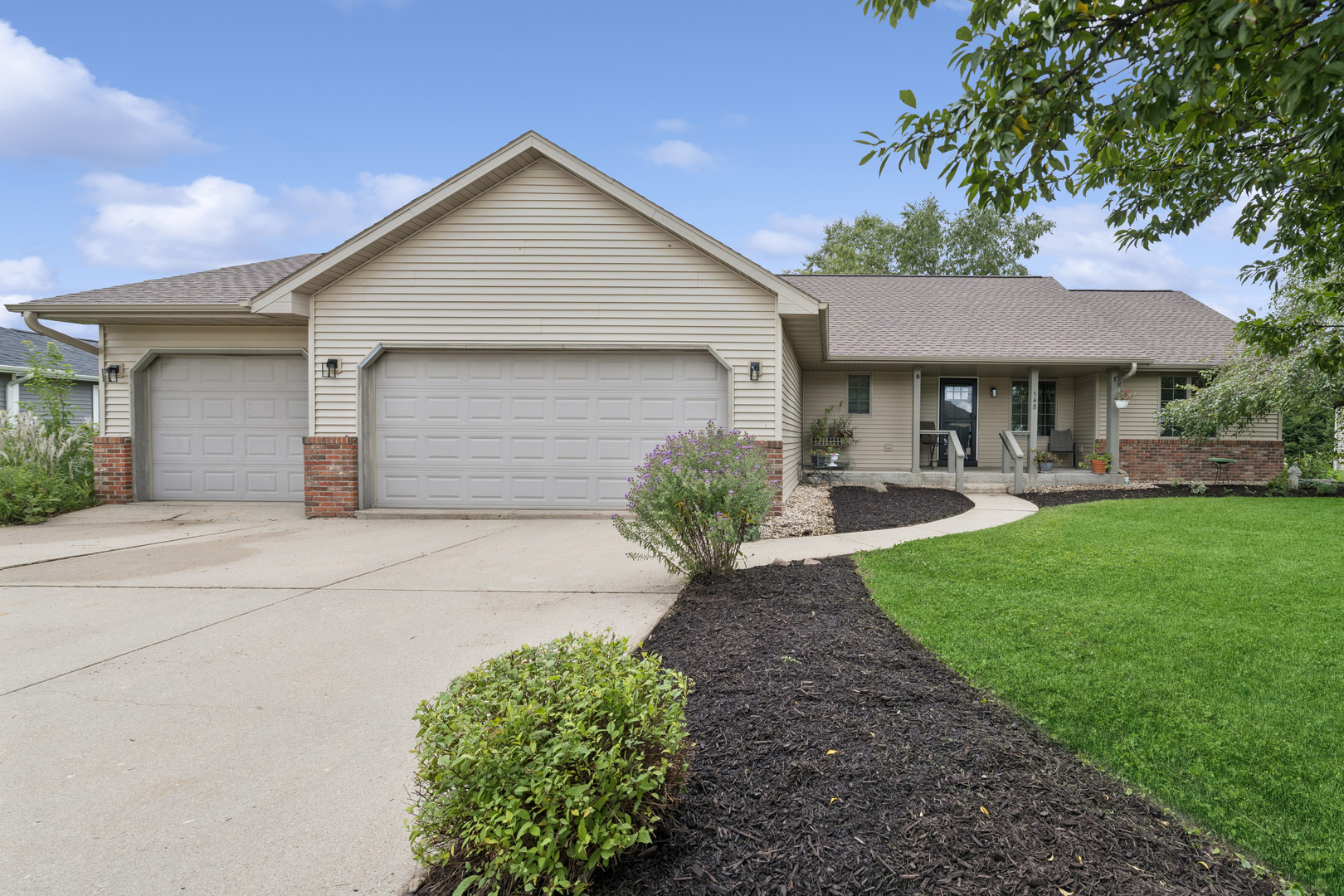 548 Winter Drive Property Photo 1