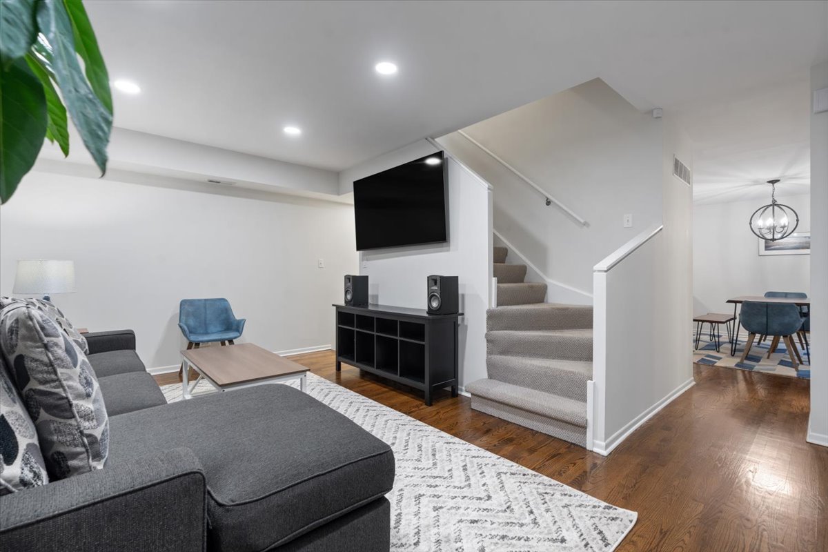 1512 W Diversey Parkway A Property Photo 8