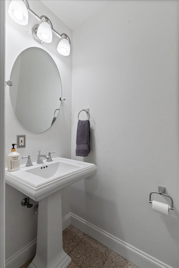 1512 W Diversey Parkway A Property Photo 10