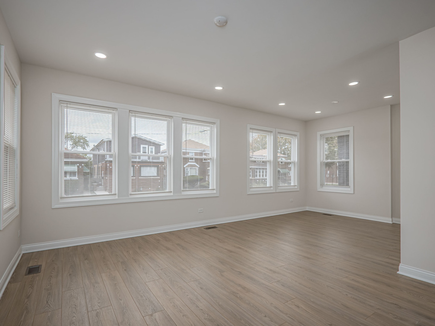 8411 S Throop Street Property Photo 3