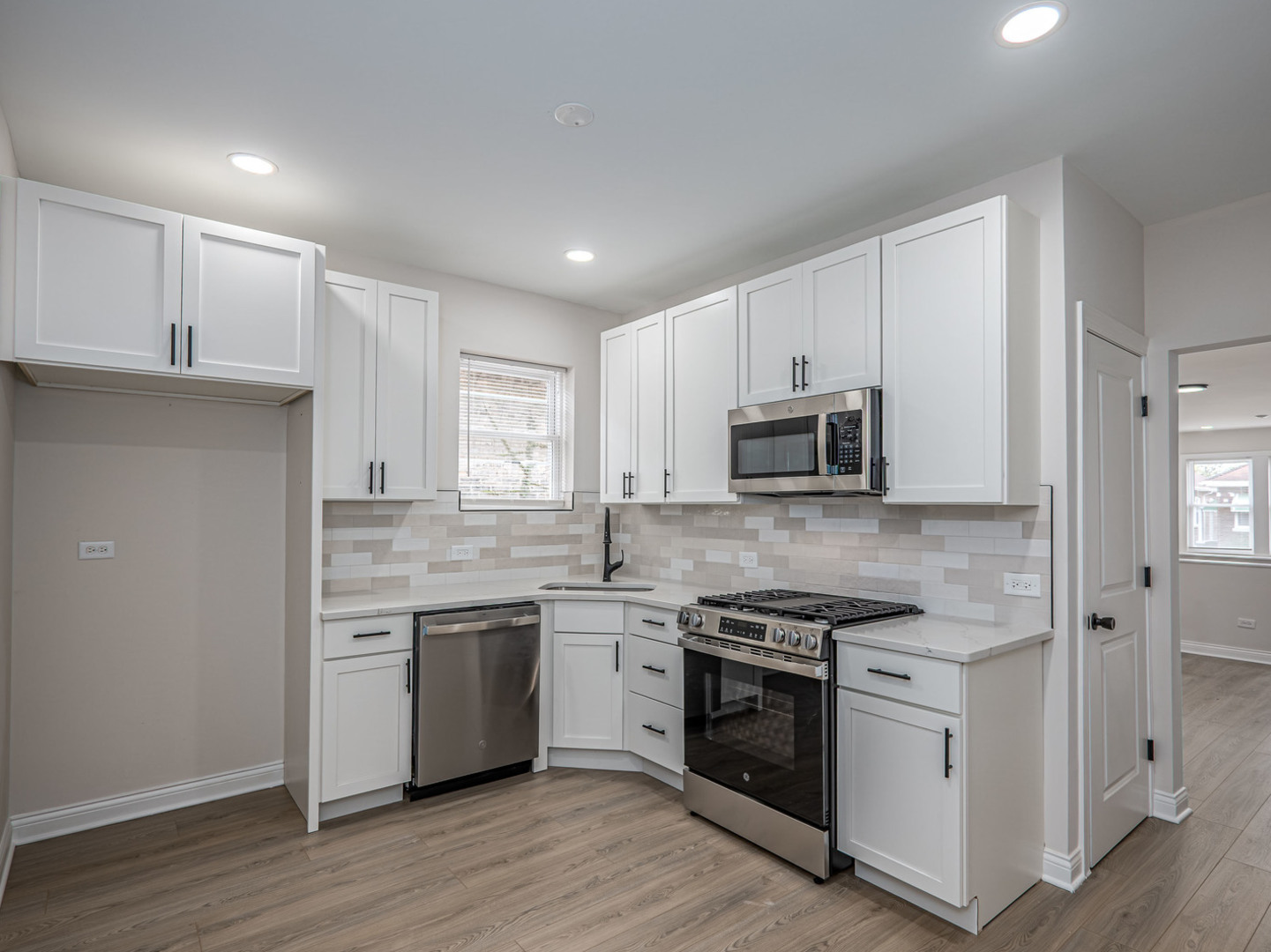 8411 S Throop Street Property Photo 6